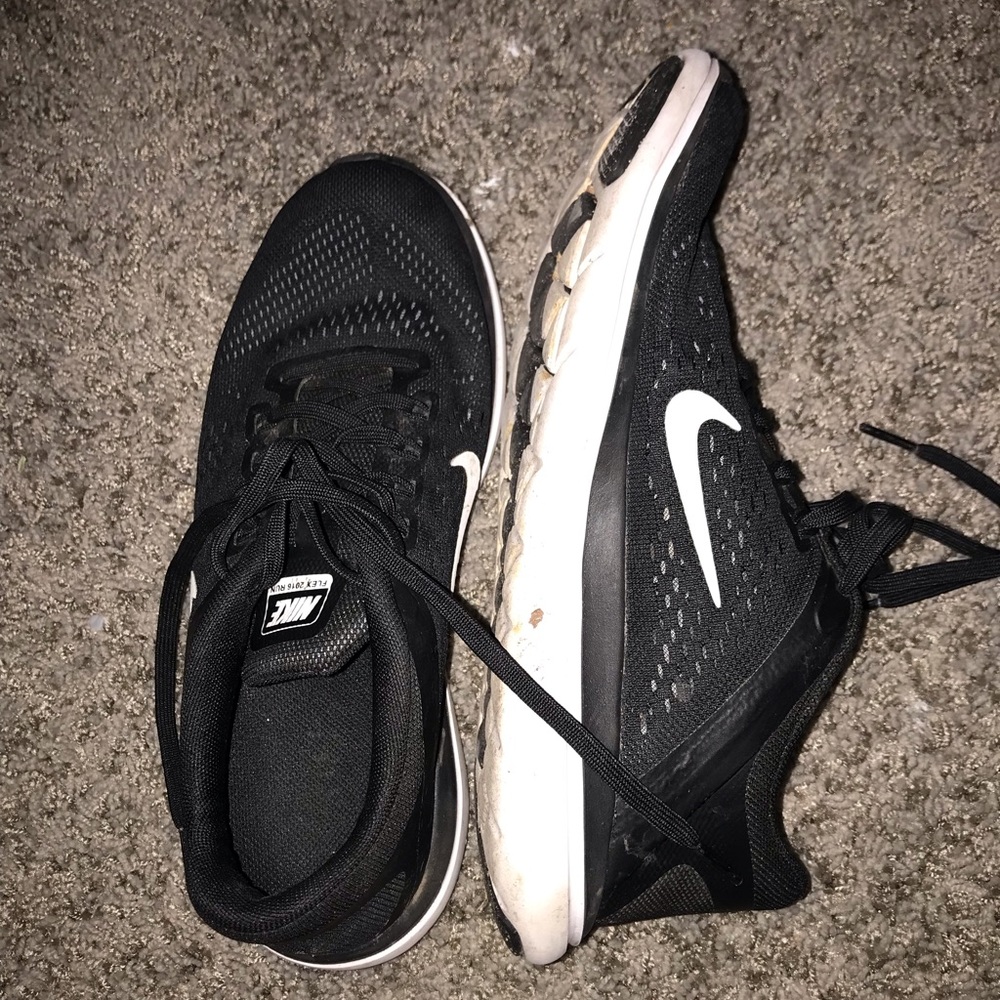 7.5 Women’s Nike flex run tennis shoes